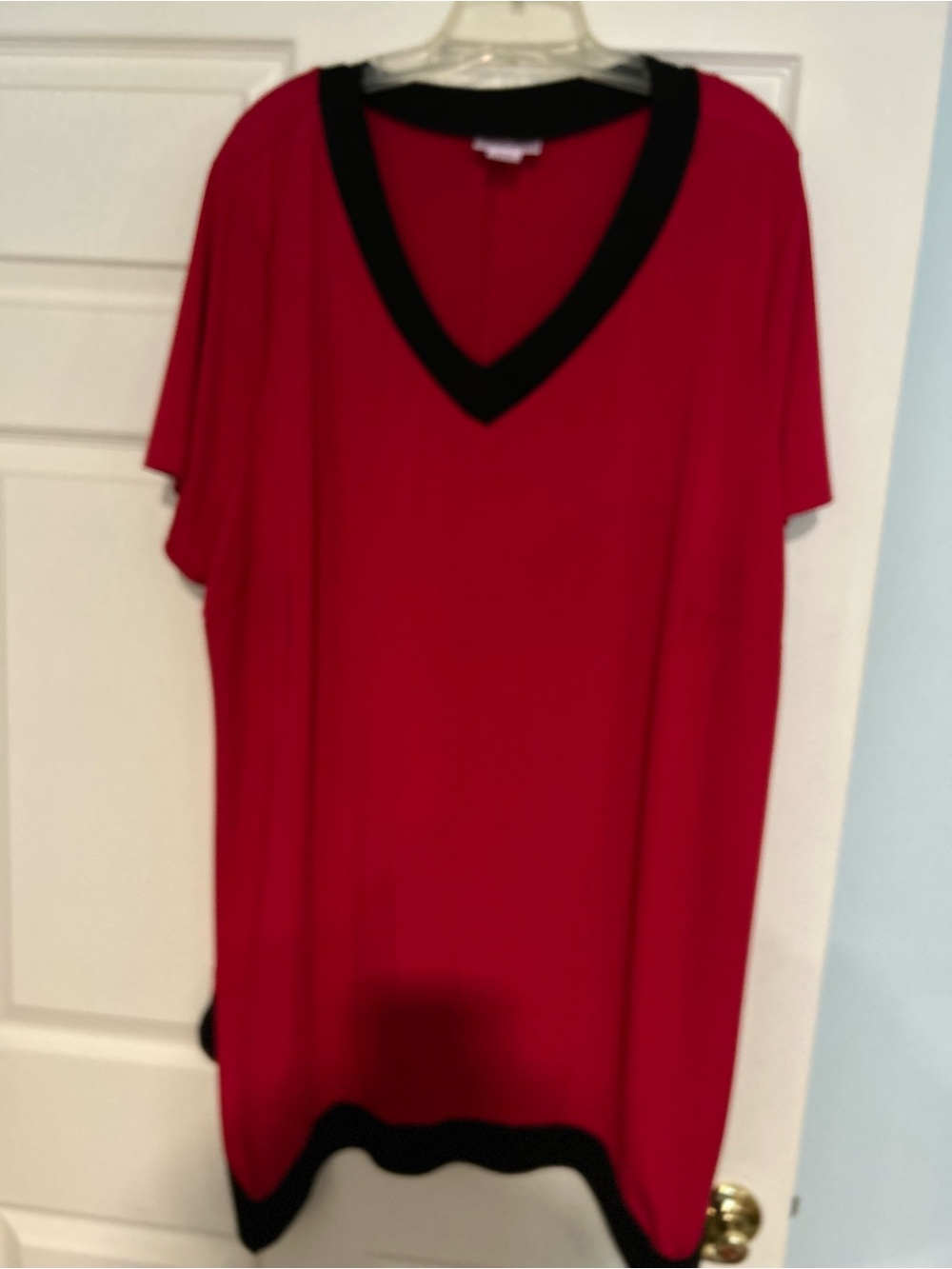 Avenue Red V‑Neck Short Sleeve Tunic with Black Trim